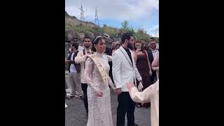 Thumbnail for Դերասանուհի Ռոզա Դավթյանը հարսանիքին հանգուցյալ հոր մասին խոսք է ասել, արտասվել է եղբոր հետ պարելիս