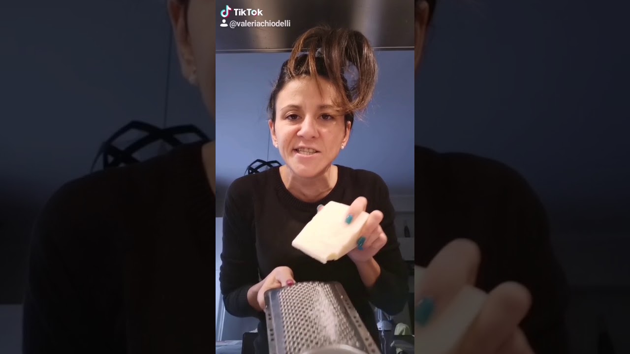 Grattugialo cosi #cucina #tiktok #tiktoker #donna #formaggio #ridere
