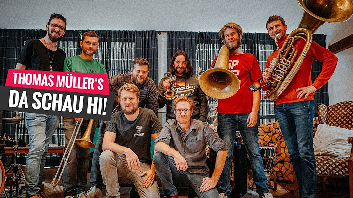 DA SCHAU HI – Thomas Müller spielt mit LaBrassBanda Weihnachtslieder