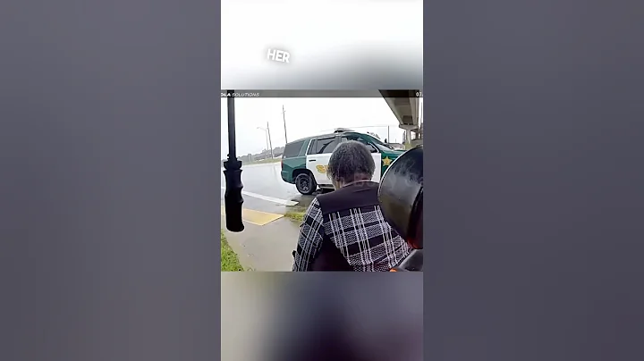 This police officer helped a disabled woman 👏
