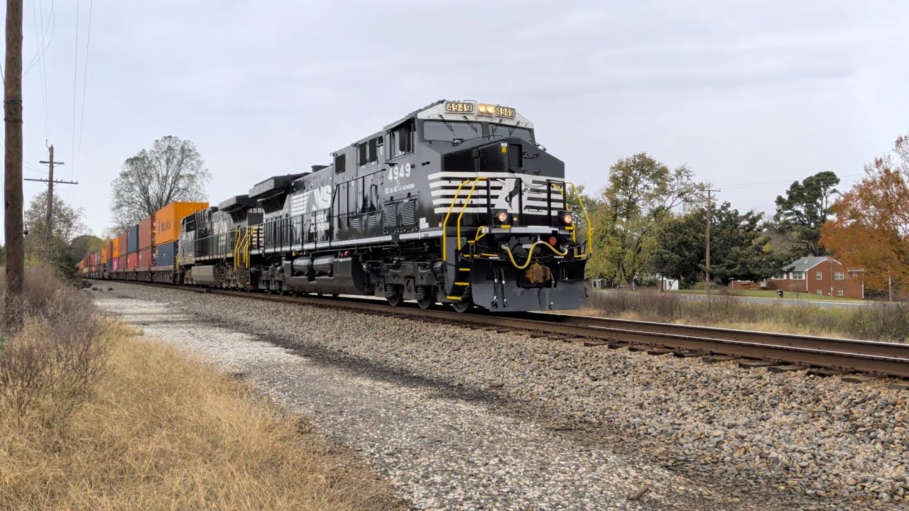 Norfolk Southern train October 26, 2025 West of Appomattox Virginia with Fresh Paint