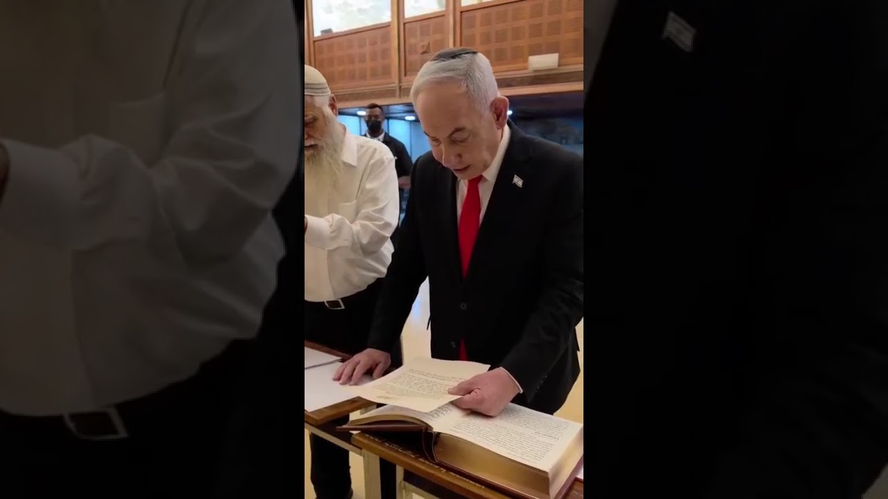 ראש הממשלה בנימין נתניהו בתפילה לשלום המדינה בכותל