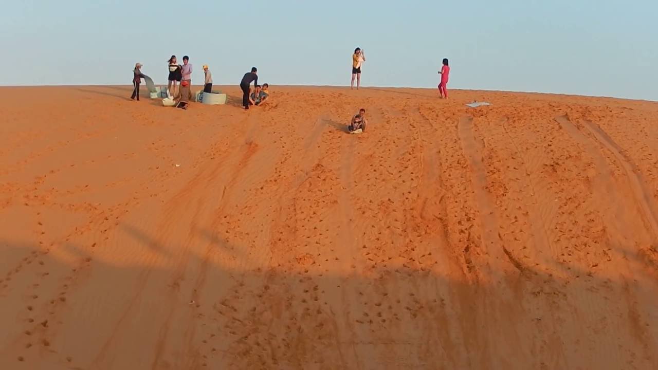ベトナム ムイネー イエローサデューン 黄色い砂丘 で砂すべり Youtube