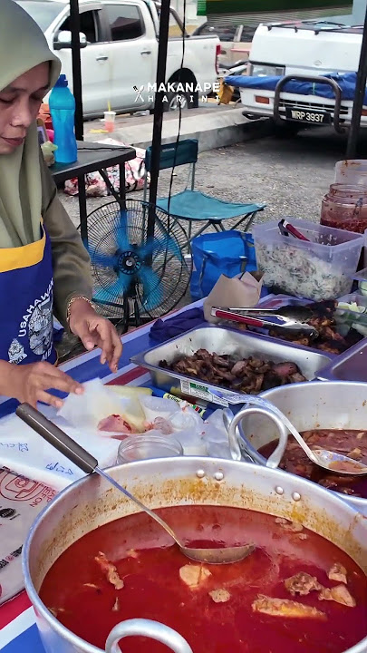 Gulai ikan tongkol gerai akak jual nasi dagang ni nampak padu sangat 😋 #streetfood