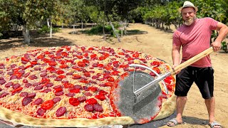 ¡Pizza gigante cocinada a las brasas! Espectáculo de cocina en la naturaleza