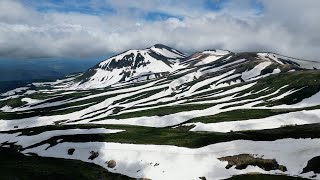 空撮 白雲岳 （大雪山）からの美しいゼブラ模様の雪渓 Aerial