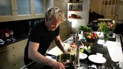 How to make fresh chicken stock   Gordon Ramsay   YouTube - DayDayNews