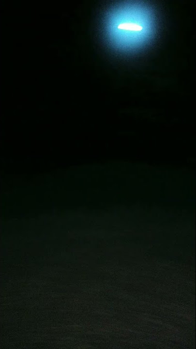 suasana malam yang gelap terlihat lampu dikejauhan