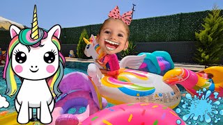 Eva Havuz Oyuncaklarını Şişirip Havuzda Oyun Oynuyor Ve Havuza Düşüyor