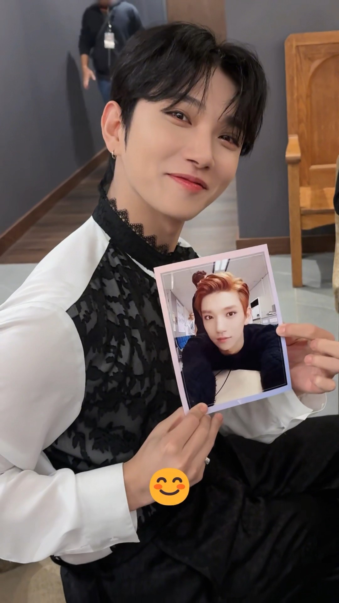 과거 사진에 사인해달라고 했을 때 ?(Asking the members to sign their photo from the past ?)