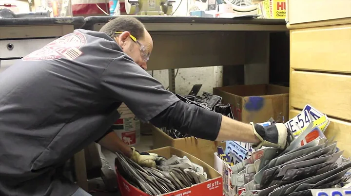 Peter Geiger: License Plate Guitar Artist