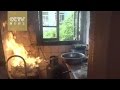 فيديو 7 | شاهد -  رجل إطفاء يغامر بحياته ويهرب بأسطوانة غاز مشتعلة من مبنى سكنى