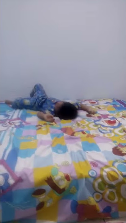 Aksi Bayi Lucu - Anak Lucu - Jungkir Balik - Anak Kecil 2 Tahun Jungkir Balik