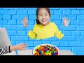 벽을 통과할수 있다고? 서은이와 유준이의 마법의 벽 통과 장난감 과일 쿠션 놀이 Seoeun and Yoojun Jump through the wall