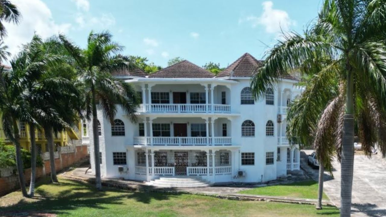 Ocean View 13 Bedroom 12 Bathroom House for sale in Coral Gardens