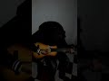 شاب يعزف على الأغنية هاري هاري