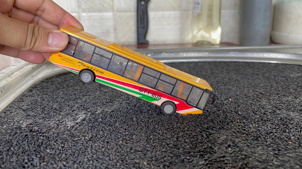 Welly Cars Model Cars Falling Into the Water Tank Black Beads Bus