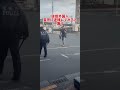 外国人がバスロータリーに荷物を置きざり 警官に諭される #移民政策 #警察24
