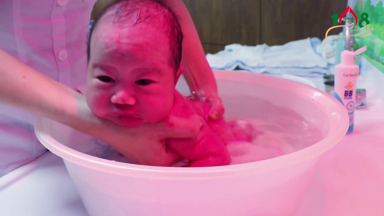 Cách tắm an toàn cho trẻ sơ sinh chưa rụng rốn tại nhà