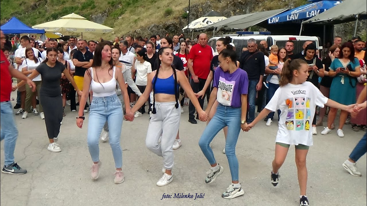 Djevojačko kolo na Trojičindan u Pljevljima     Kum i kum bend