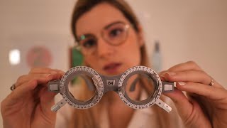 ASMR MEDICAL👩🏻‍⚕️ L'OPHTALMOLOGUE TESTE TA VUE (Lunettes optométriques, stylo lumière....)