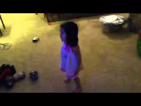 Catalina cantando y bailando Baby de Justin Bieber