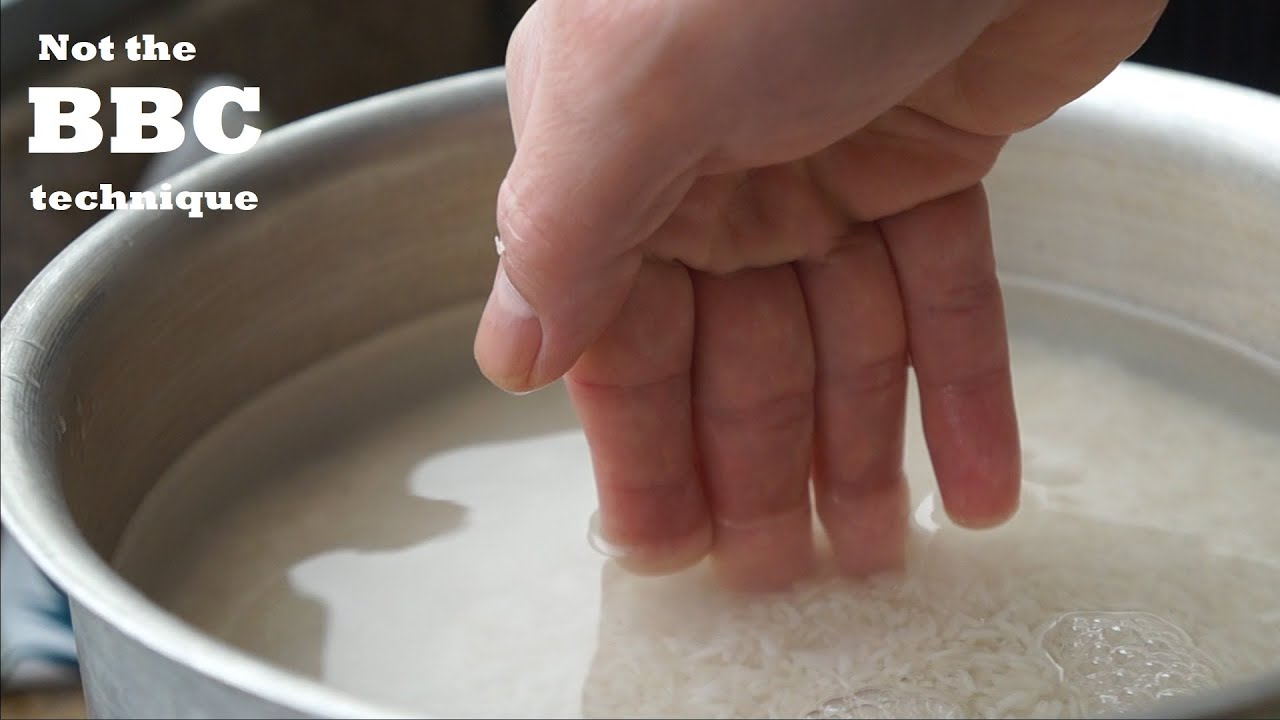 How to Measure Water for Rice With Your Fingertips