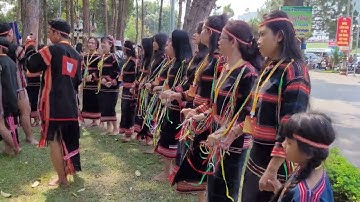 Đoàn cồng chiêng đến từ Ayun pa giao lưu ở TP Pleiku mời các bạn cùng xem