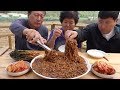 가족들과 [[직화짜장(Chapagetti with dried noodles)]] 10개!! 먹방!! - Mukbang eating show