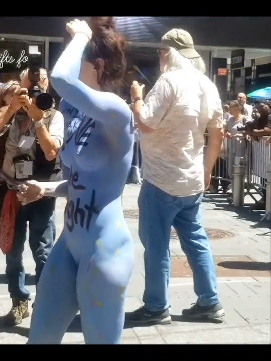 NUDY BODY PAINTING
