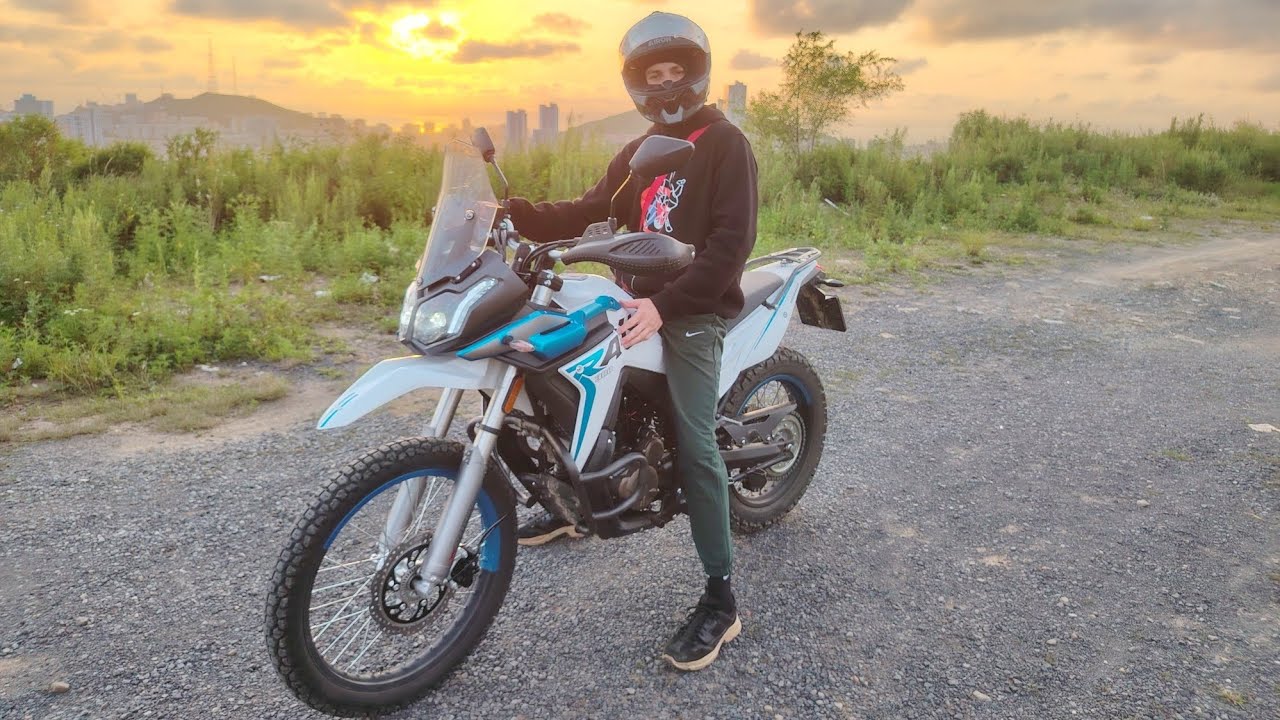 Учебная езда на мотоцикле VOGE 300 RALLY по бывшему авторынку Зелёный угол (архив 2025 г.)