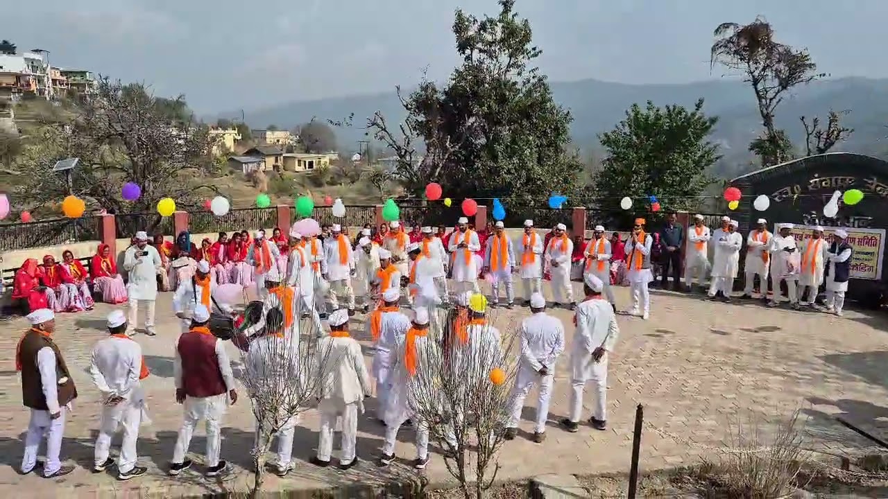 उत्तराखंड के खेतीखान में आज इंद्रा पार्क में पुरुषों  ने खड़ी होली गाई।दिनाँक 24 फरवरी 2026