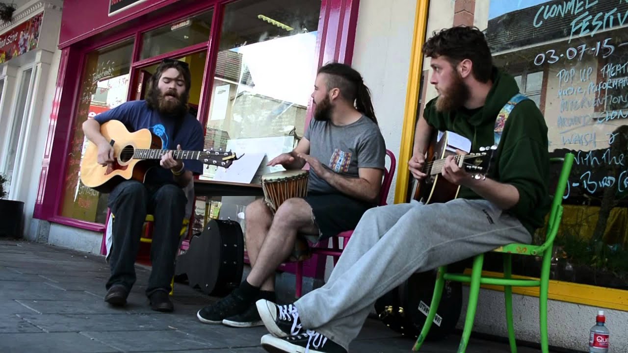 YouTubeでClonmel Junction Festival: Music outside little birdsを視聴