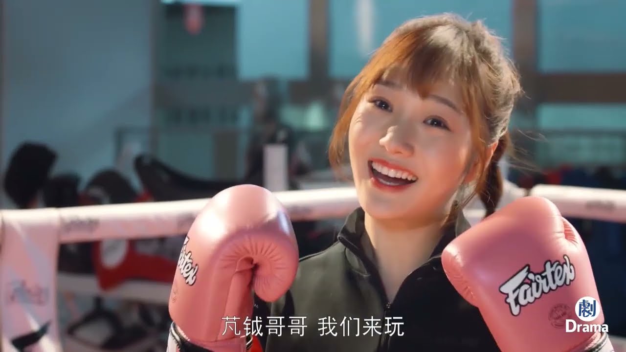姑娘看著嬌滴滴，卻是拳擊高手，打得小夥爬著離開