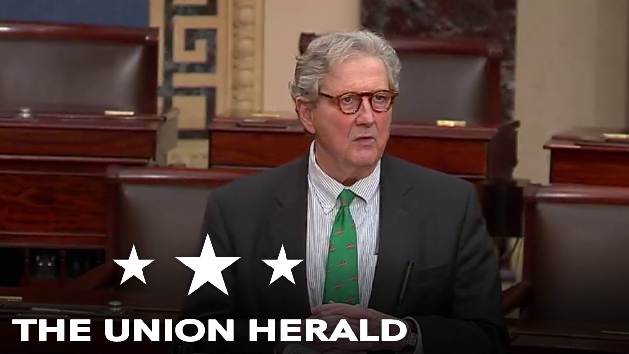 Сенатор Кеннеди выступает с речью о законопроекте об оплате труда членов Конгресса в период приос...