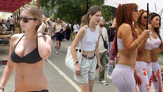 Beautiful And Attractive Russian Girls Walking Saint Petersburg Россия Санкт-Петербург 