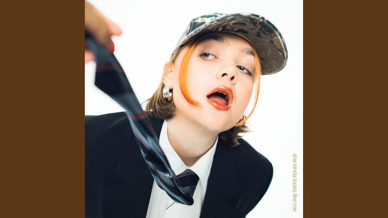 在 YouTube 上观看 SHE KINDA LOOKS LIKE ME 在 YouTube 上观看 SHE KINDA LOOKS LIKE ME