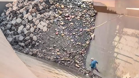 Barge unloading 2450 tons of large cobblestone - Part 2 - Vlog of work on the barge