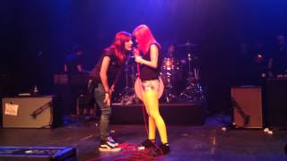 Paramore - Misery business (Paris, 01.04.13)