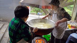 重庆70多岁夫妻山道梯坎上卖豆花饭，8元一碗随便吃，一卖 ... 