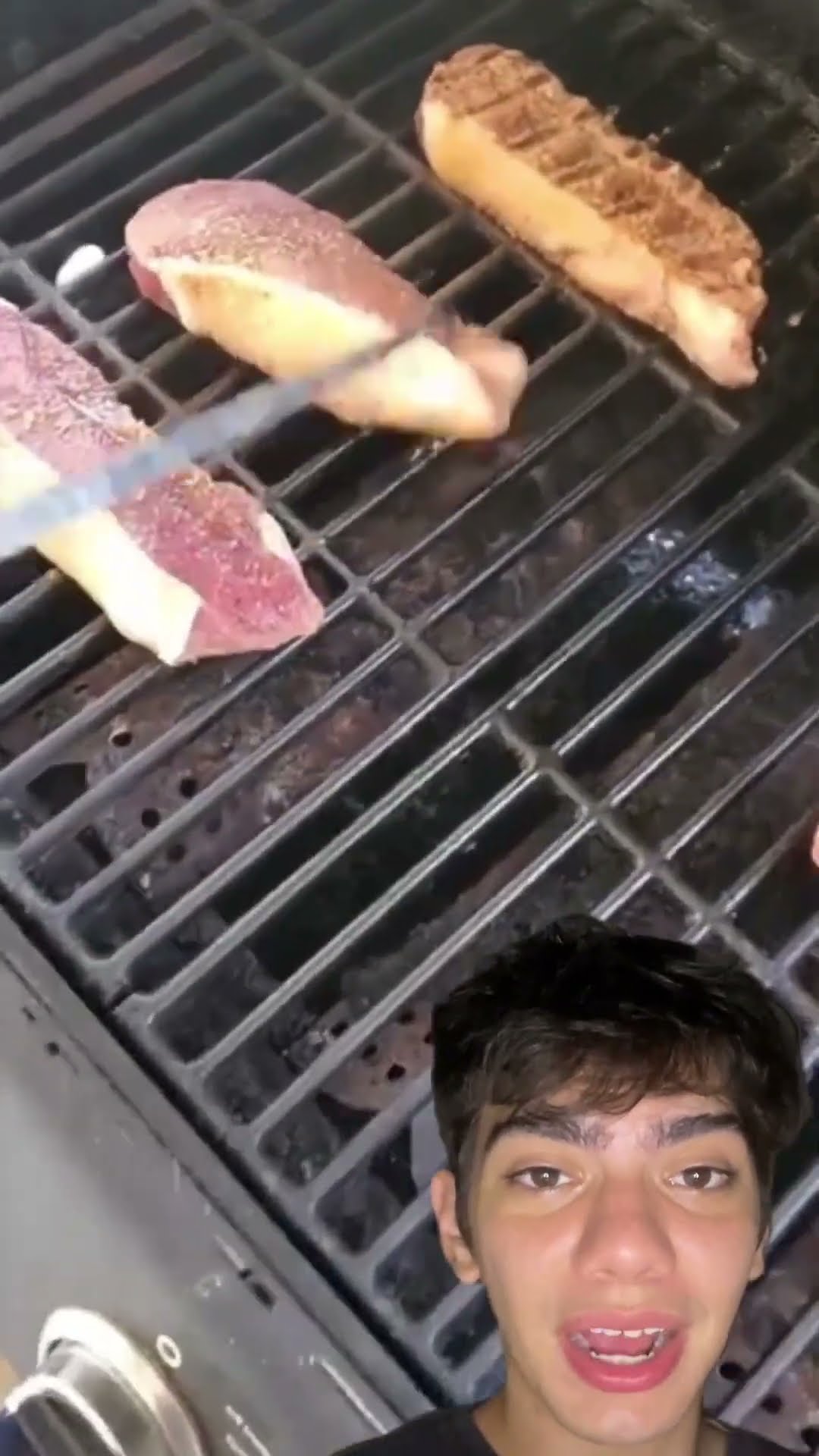 ? Cabo de ferro pra virar a carne com mais facilidade: útil ou só coisa de Nutella?