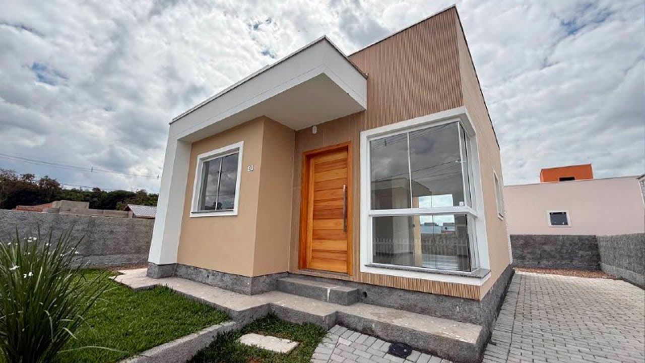 CASA DE 2 QUARTOS MUITO ESPAÇO DE TERRENO EM UM BAIRRO NOBRE DA CIDADE DE INDAIAL/SC.