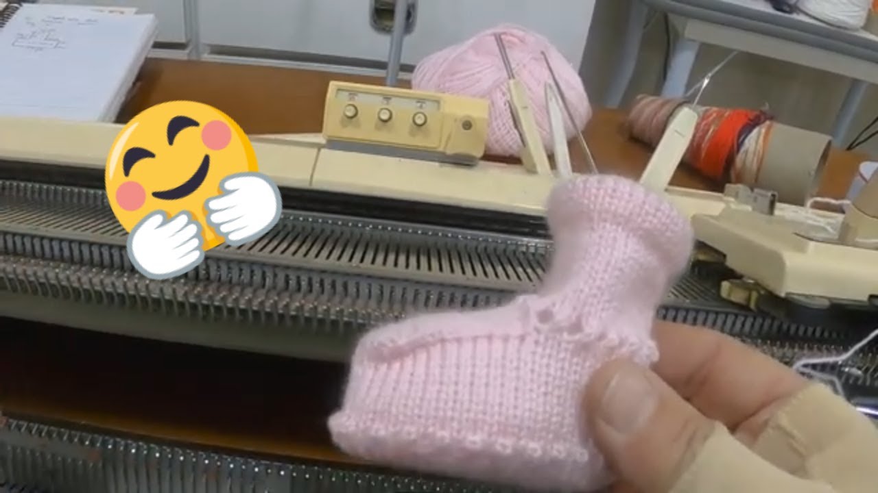 sapatinho de bebe em máquina de trico