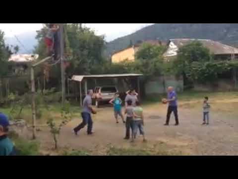 ზურა დოიჯაშვილი და ბესო ჩუბინიძე ბავშვებს კალათბურთს ეთამაშებიან