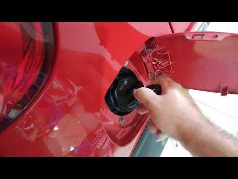 Vídeo: Como você abre o tanque de gasolina em um Prius?