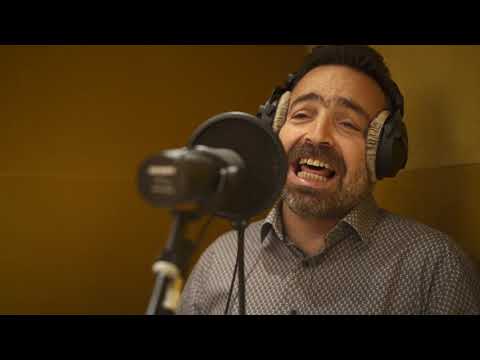 Μανίζω, μουρδουλίζω