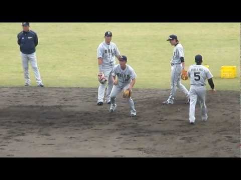 ゴロの練習をする平野選手他。オリックスバファローズ春季キャンプ2013