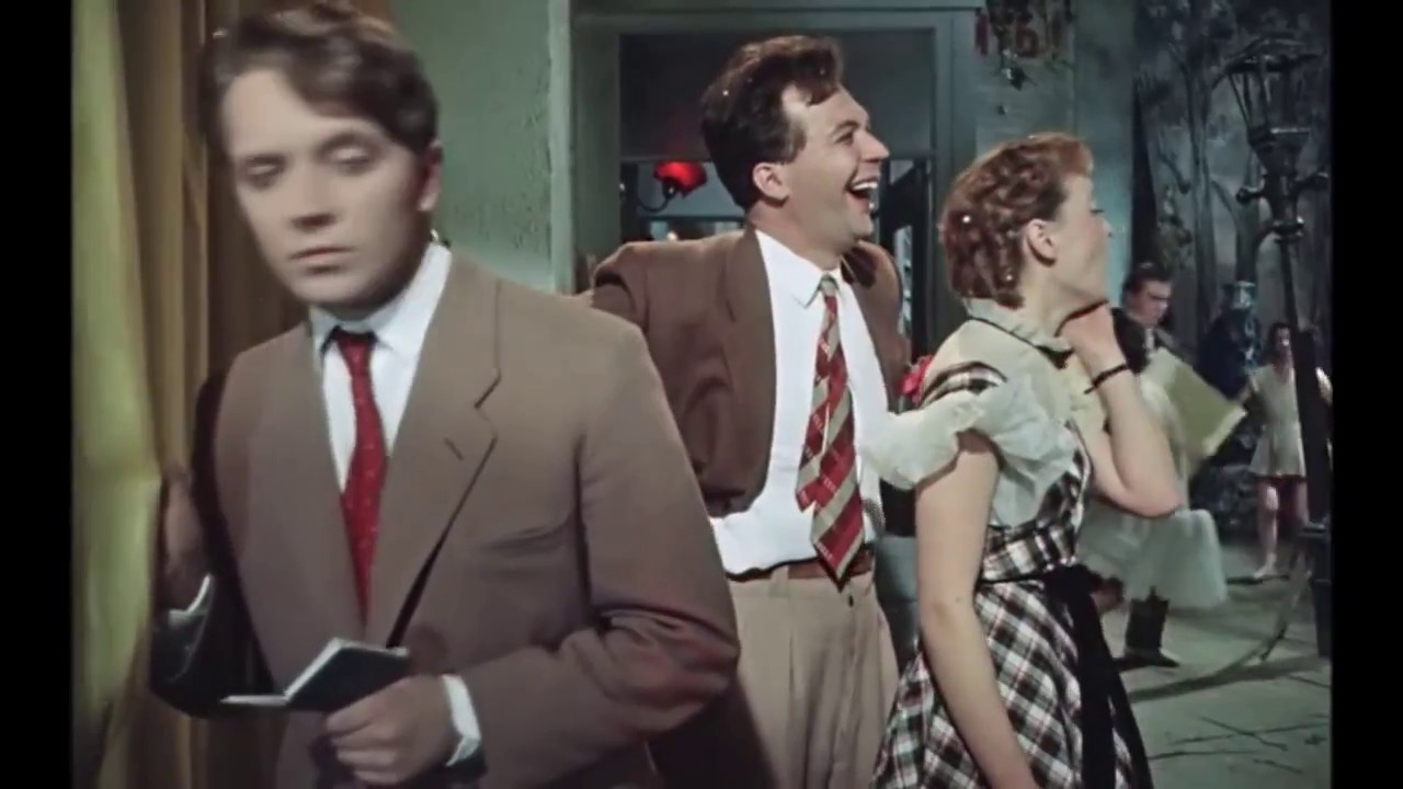 А девчонка та проказница