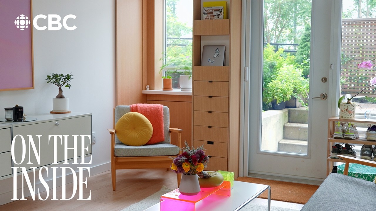 Внутри светлой квартиры площадью 450 квадратных футов с индивидуальными столярными изделиями, эко...