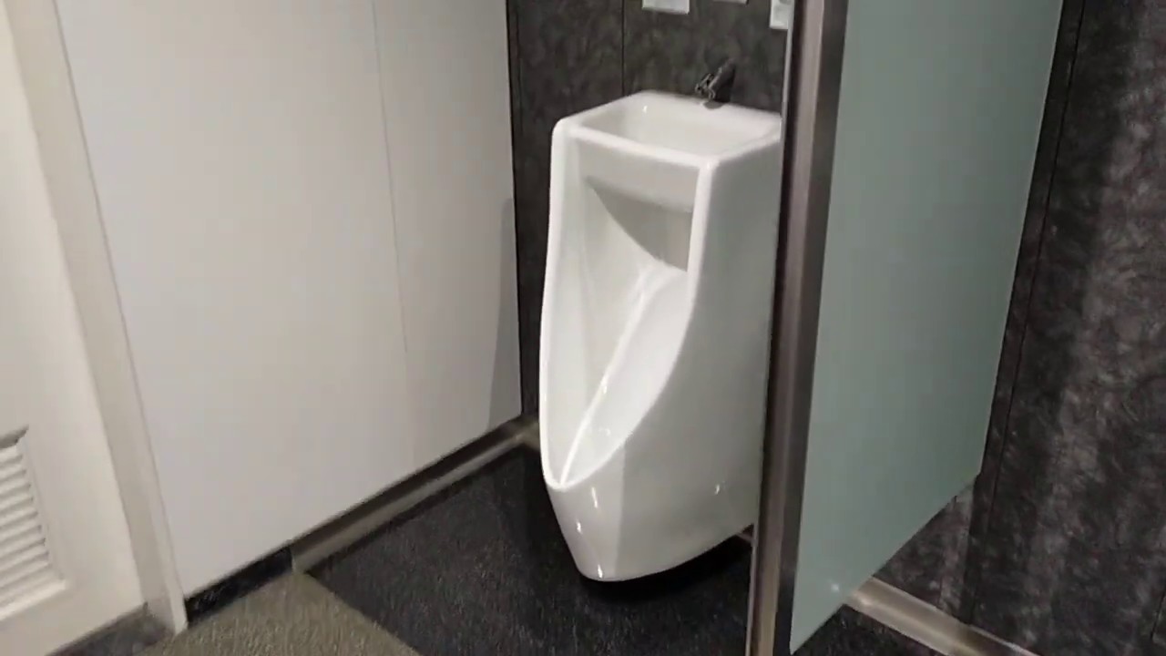 男性トイレの小便器は、間仕切りがあって、このくらいの間隔があるのが理想。男性の小便（排泄）は（立ちションできるだろと